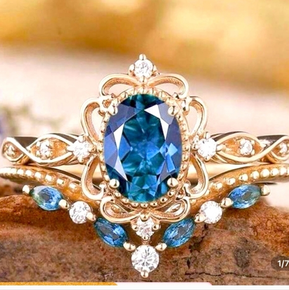 Elegant Blue and Gold Women's Ring Costume Size 7 - Picture 1 of 2